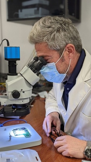 Luis Felguera analizando un disco duro
